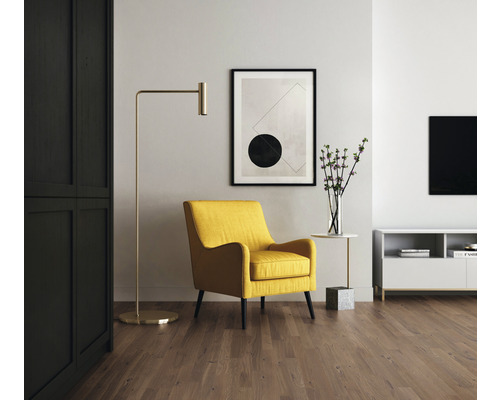 Salon avec fauteuil jaune, lampadaire et œuvre d''art au mur
