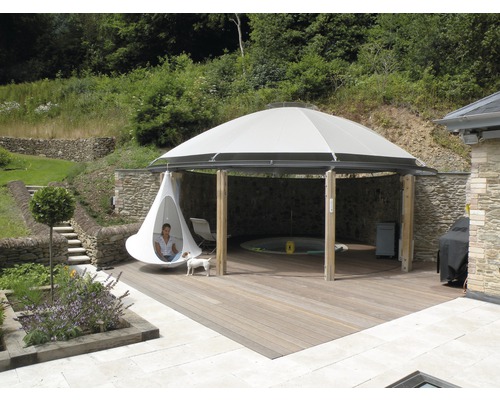 Vue extérieure d''un jardin avec pavillon, fauteuil suspendu et jacuzzi