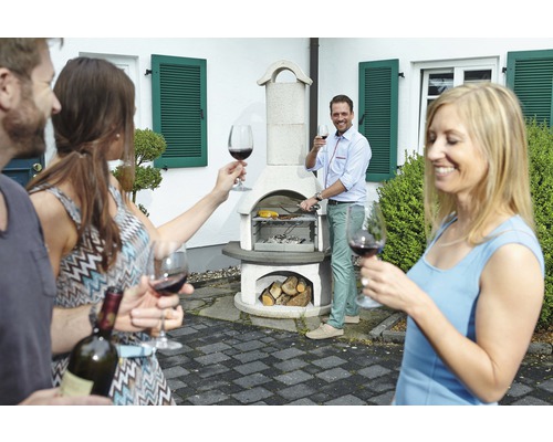 Fête barbecue dans le jardin avec barbecue en pierre et personnes qui célèbrent