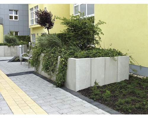Aussenaufnahme mit Pflanzkästen aus Beton und Steinpflaster