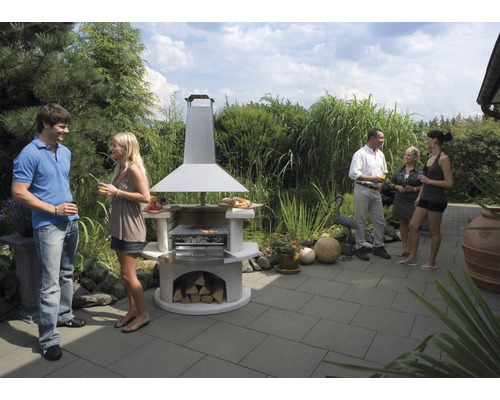 Scène avec barbecue de jardin avec des personnes dans le jardin
