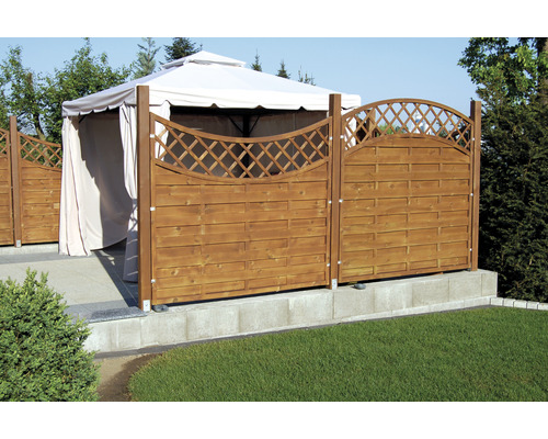 Holzzaun mit Lattenmuster und Pavillon im Garten