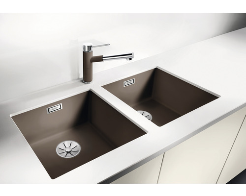 Évier double avec robinet sur un plan de travail clair