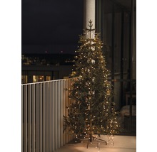 Sapin de Noël artificiel avec éclairage sur un balcon.