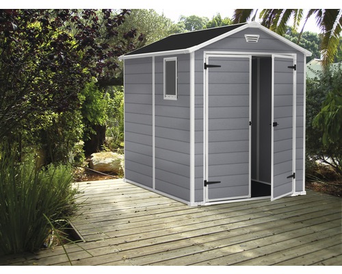 Abri de jardin avec porte double, fenêtre et ventilation sur une terrasse en bois