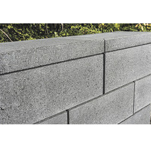 Mauer aus Betonsteinen im Garten