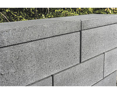 Mur en parpaings de béton dans le jardin