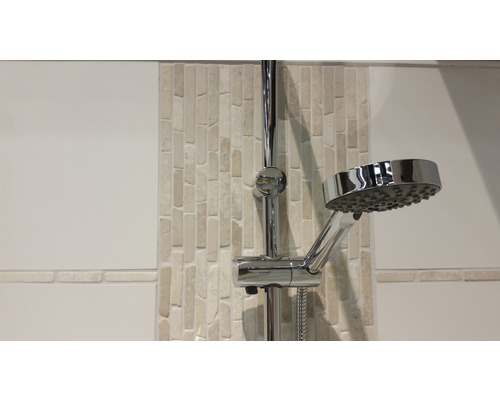 Duschstange mit Handbrause vor Badezimmerwand