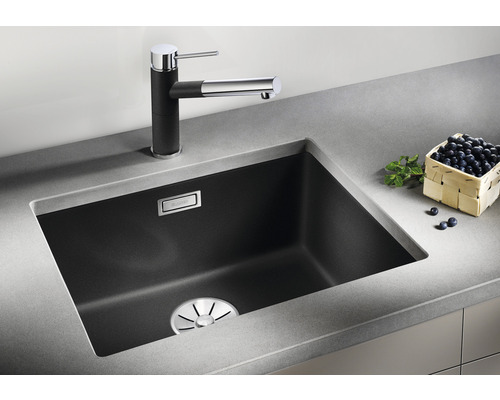 Évier avec robinet et myrtilles sur le plan de travail