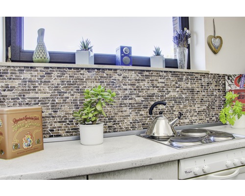 Küchenszene mit Mosaikfliesen und Dekorationsgegenständen auf der Arbeitsfläche