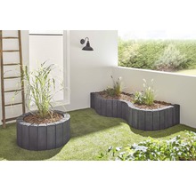 Terrasse mit Pflanzkübeln und Ziergras auf Kunstrasen