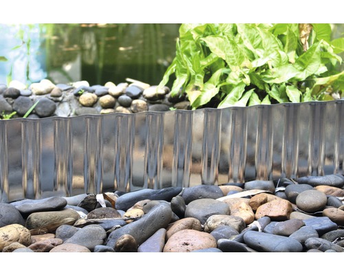 Scène de jardin avec bordure de pelouse en métal pour délimiter un bassin.