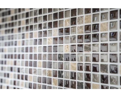 Nahaufnahme einer Wand mit kleinen, quadratischen Mosaikfliesen