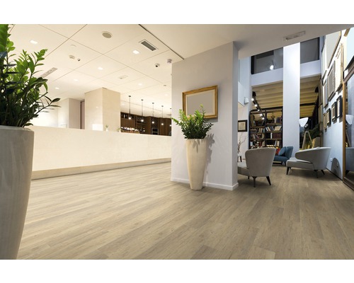 Heller Raum mit Bodenbelag in Holzoptik, Rezeption und Sitzecke