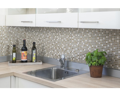 Évier de cuisine avec robinet, carreaux de mosaïque, herbes aromatiques et bouteilles d''huile