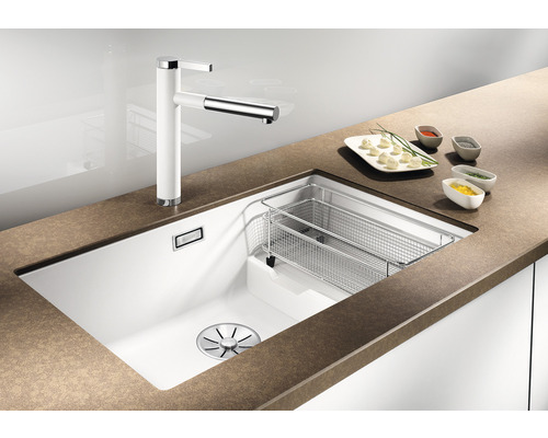 Küchenspüle mit Wasserhahn und Abtropfkorb