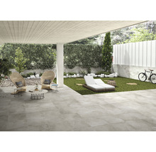 Terrasse avec carrelage, mobilier de jardin et pelouse