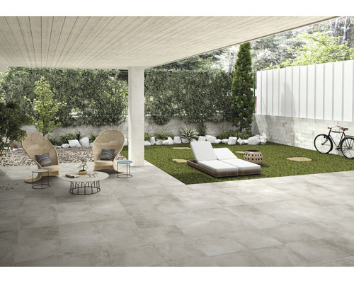 Terrasse avec carrelage, mobilier de jardin et pelouse