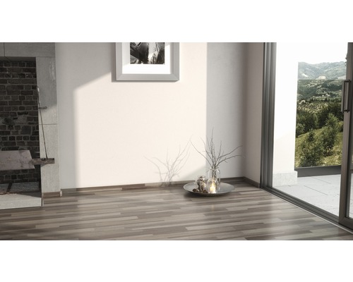 Intérieur avec plancher en bois et vue sur la verdure