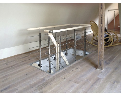 Ansicht eines Treppenabgangs mit Edelstahlgeländer in einem Dachgeschosszimmer