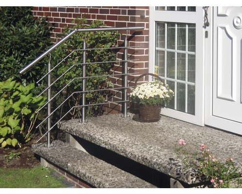 Eingangstreppe mit Edelstahlgeländer vor einem Haus