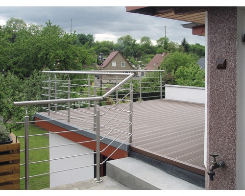 Terrasse mit Edelstahlgeländer und Holzboden