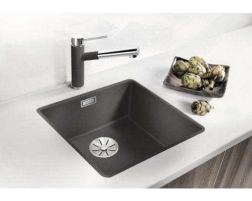 Évier gris foncé avec robinet et artichauts