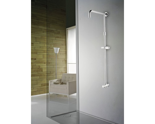 Dusche mit Brausestange und Handbrause in einem Badezimmer