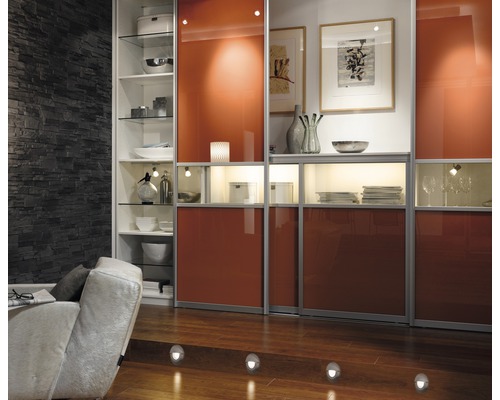 Modernes Wohnzimmer mit Schiebetürenschrank, Regalen und dekorativen Elementen