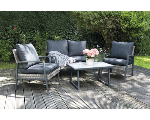 Gartenmöbelset mit Sofa, Sessel und Tisch auf einer Terrasse