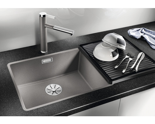 Küchenspüle mit Abtropffläche, Armatur und Geschirr