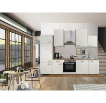 Cuisine claire avec table et chaises dans une pièce lumineuse