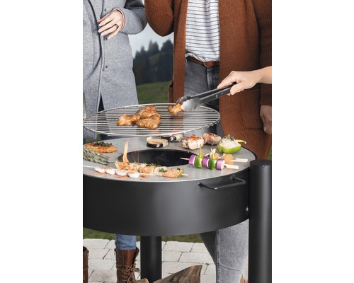 Grillszene mit Personen, Grill, Grillgut und Grillzange