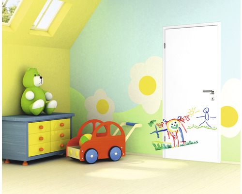 Chambre d''enfant lumineuse avec jouets et porte blanche avec dessins d''enfants