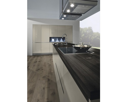 Cuisine moderne avec îlot de cuisine, hotte aspirante et plancher en bois