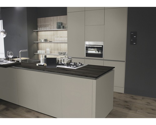 Cuisine moderne avec îlot de cuisson, four intégré et étagères