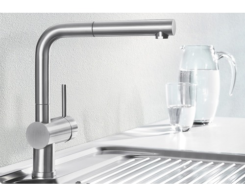 Robinet de cuisine en acier inoxydable sur un évier