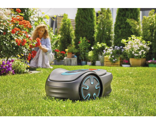 Gardena Mähroboter auf einer Rasenfläche in einem Garten.