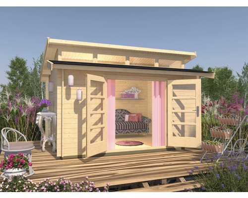 Gartenhaus aus Holz mit geöffneten Türen und dekorativer Gartengestaltung