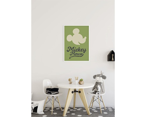 Chambre d''enfant avec table, chaises et affiche encadrée de Mickey Mouse