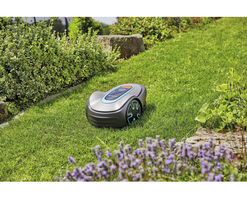 Robot tondeuse Gardena sur une pelouse dans le jardin.