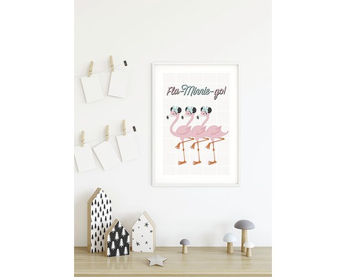 Image décorative avec des flamants roses et le texte Fla-Minnie-Go dans un cadre blanc sur une table.