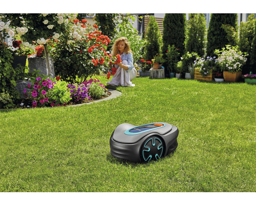 Scène avec un robot tondeuse sur une pelouse verte dans un jardin.