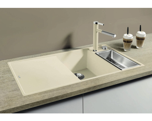 Beige Küchenspüle mit Abtropffläche und Edelstahlbecken auf einer Arbeitsplatte