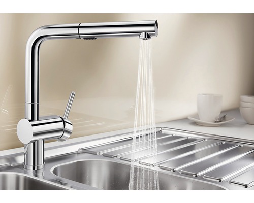 Robinet de cuisine avec douchette au-dessus d''un évier