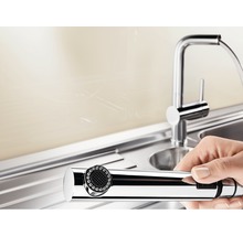 Robinet de cuisine avec douchette extractible au-dessus d''un évier