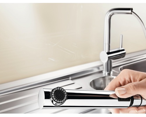 Robinet de cuisine avec douchette extractible au-dessus d''un évier