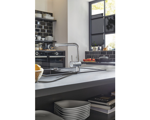 Scène de cuisine avec robinet d''évier et ustensiles de cuisine