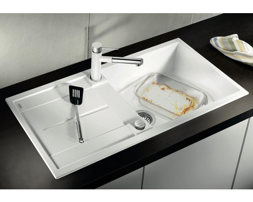 Évier avec robinet, égouttoir et bac sur un plan de travail