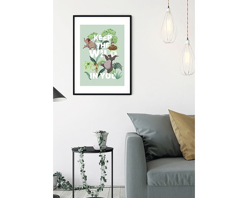 Gerahmtes Dschungelbuch-Poster mit der Aufschrift Keep the wild in you über einem Sofa und einem Tisch